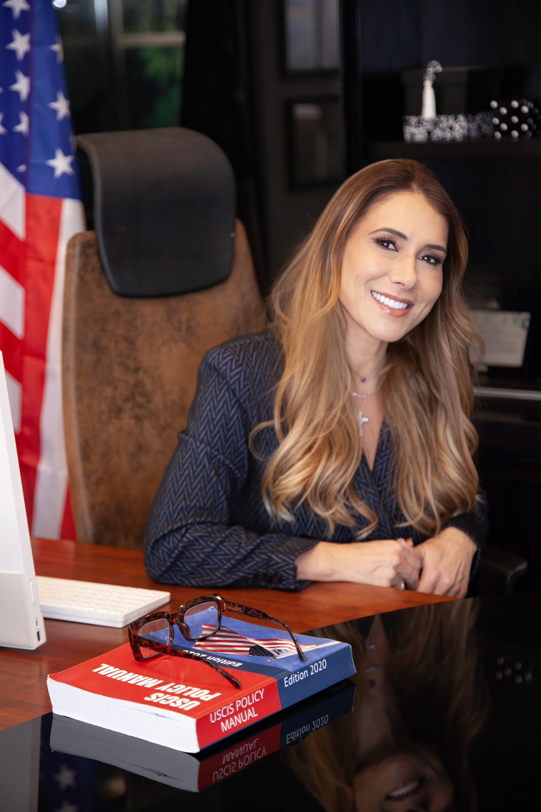 Dra. Renata em seu escritório